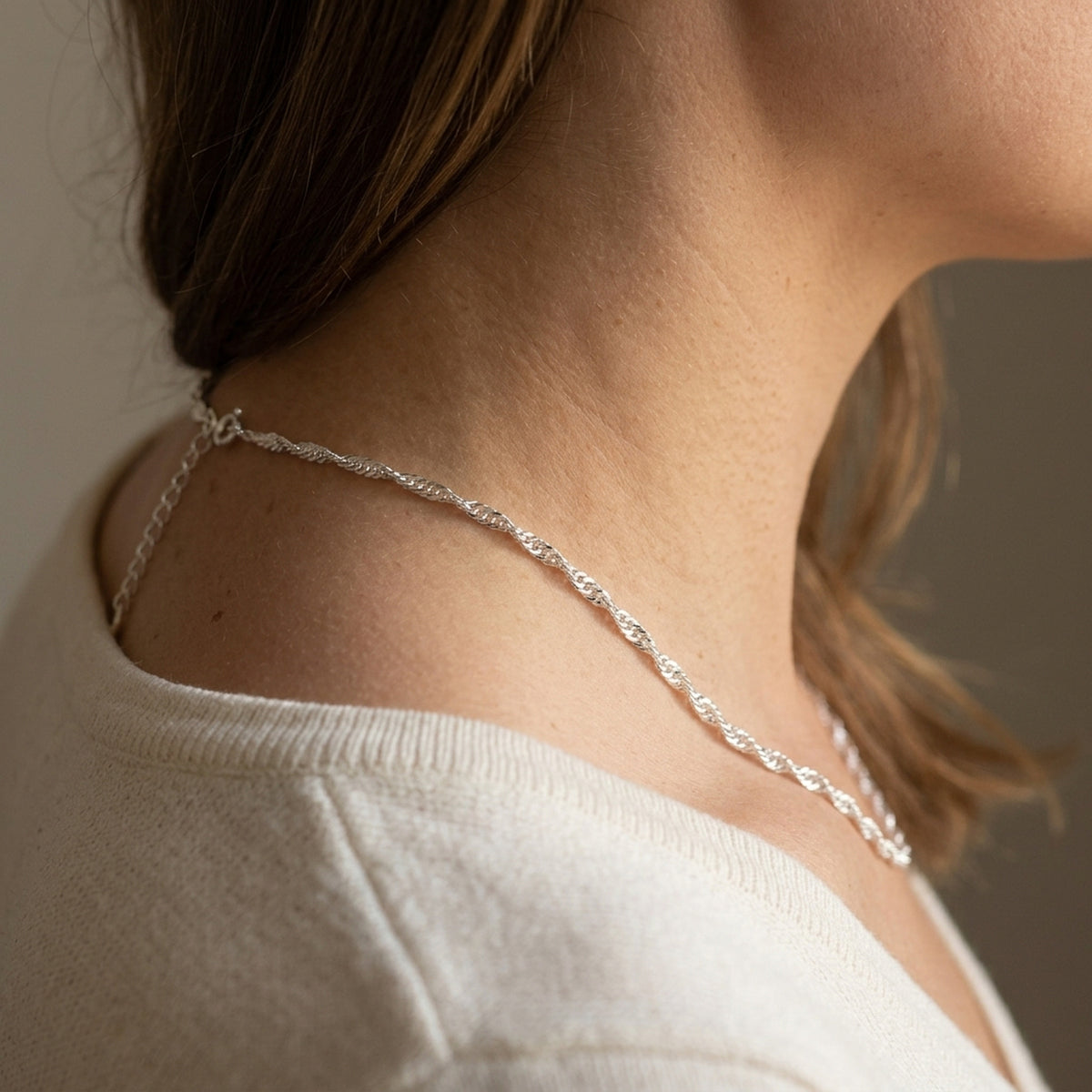 Singapurkette diamantiert – 925er Silber, ca. 2 mm – am Hals getragen, zweite Lifestyle-Aufnahme in anderer Perspektive