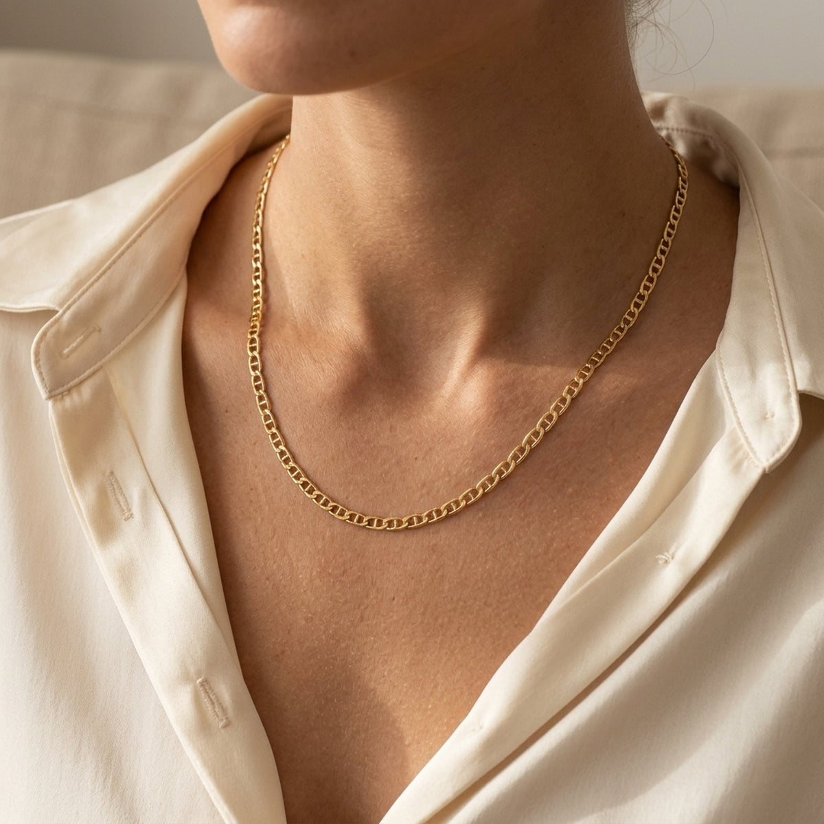 Kette Stegpanzer glänzend – 375er Gold, 2 mm, 45 cm – am Hals getragen, natürliche Lifestyle-Aufnahme