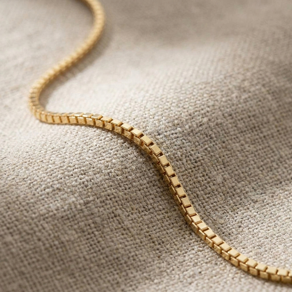 Venezianer-Kette – 375er Gold, 0,7 mm – Detailansicht des Kettes vor neutralem Hintergrund