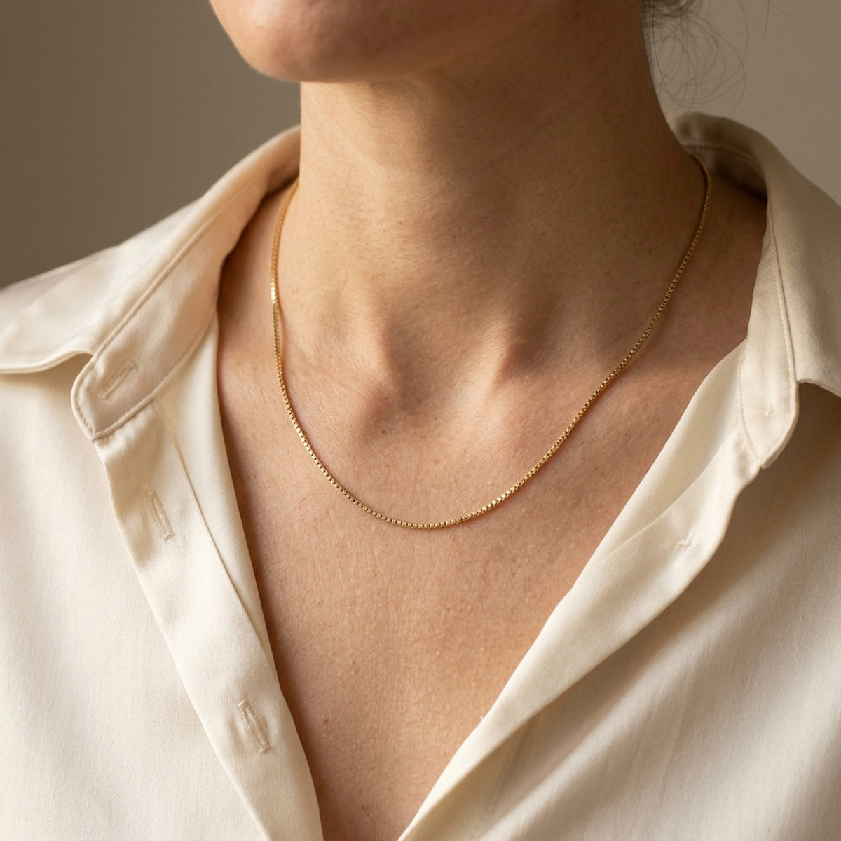 Venezianer-Kette – 375er Gold, 0,7 mm – am Hals getragen, natürliche Lifestyle-Aufnahme