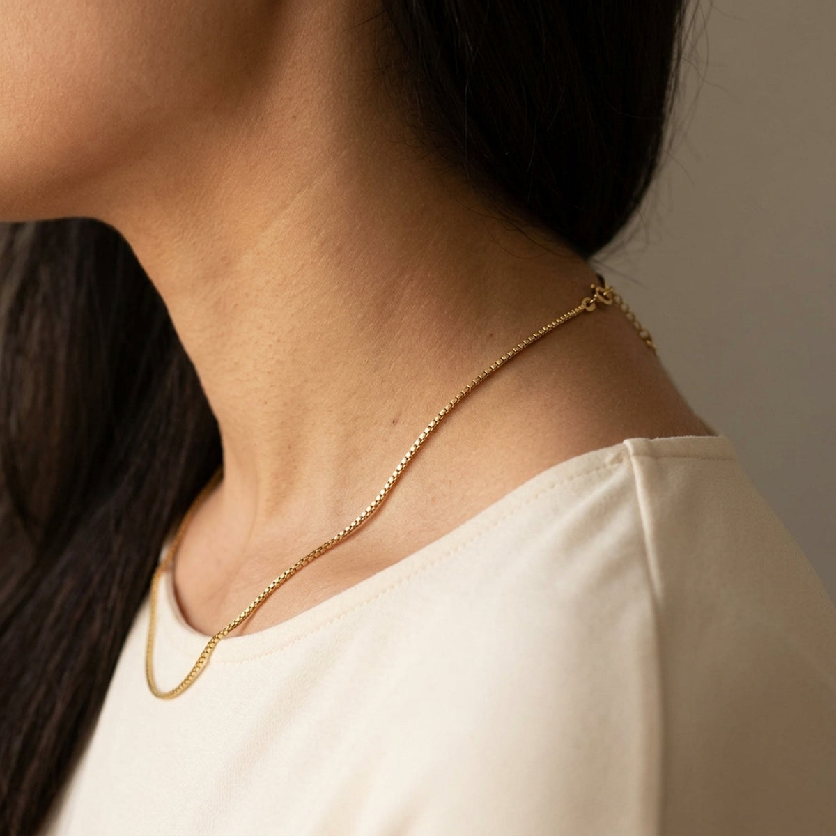 Venezianer-Kette – 375er Gold, 0,7 mm – am Hals getragen, zweite Lifestyle-Aufnahme in anderer Perspektive