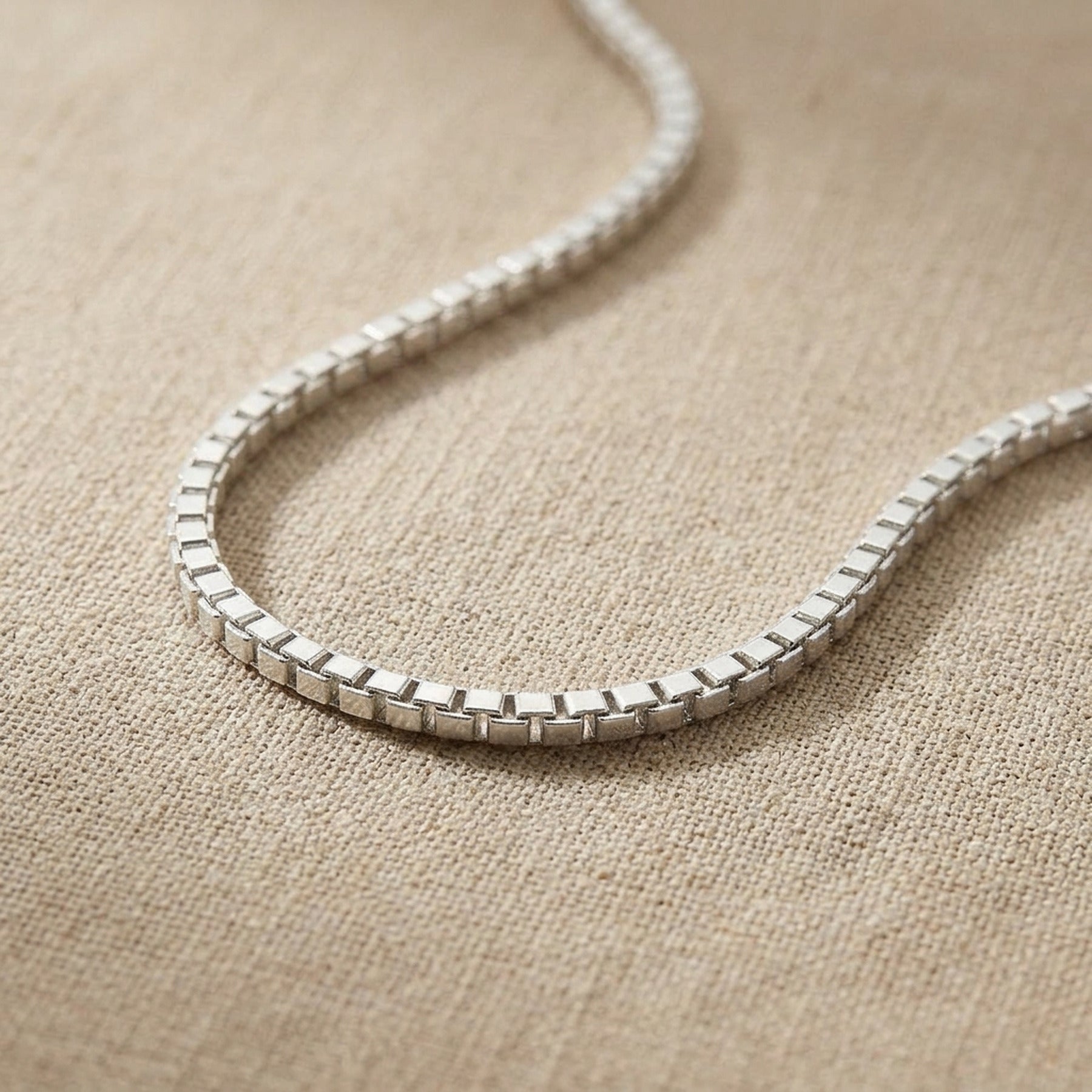 Venezianerkette – 925er Silber, 1 mm – Detailansicht des Kettes vor neutralem Hintergrund
