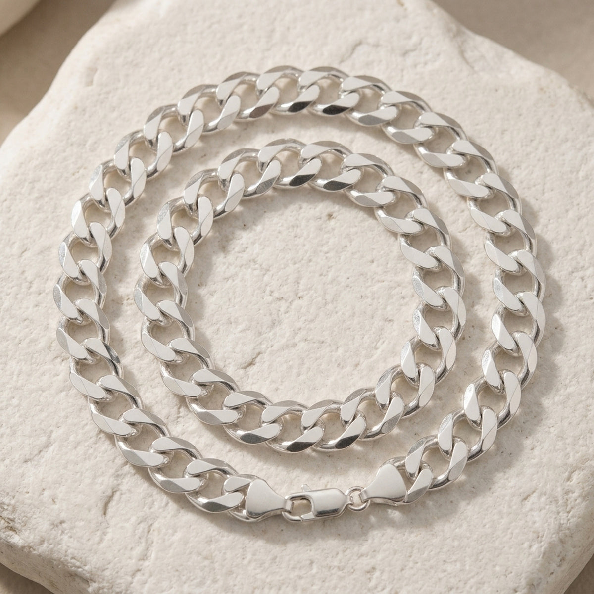 Weitpanzerkette – 925er Silber, 11 × 2 mm – Detailansicht des Kettes vor neutralem Hintergrund