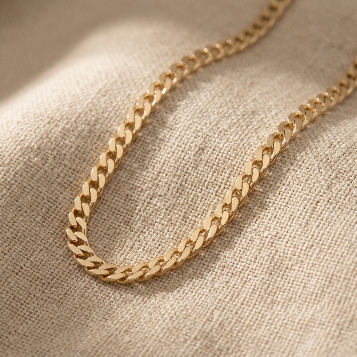 Weitpanzerkette flach – 585er Gold, 2 mm, 45 cm – Detailansicht des Kettes vor neutralem Hintergrund