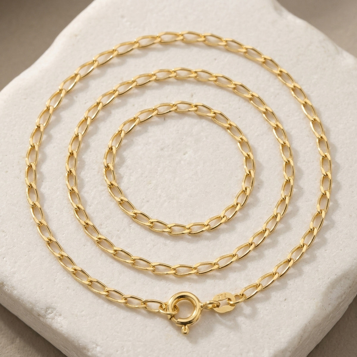 Weitpanzerkette glänzend – 375er Gold, 2 mm, 45 cm – Detailansicht des Kettes vor neutralem Hintergrund