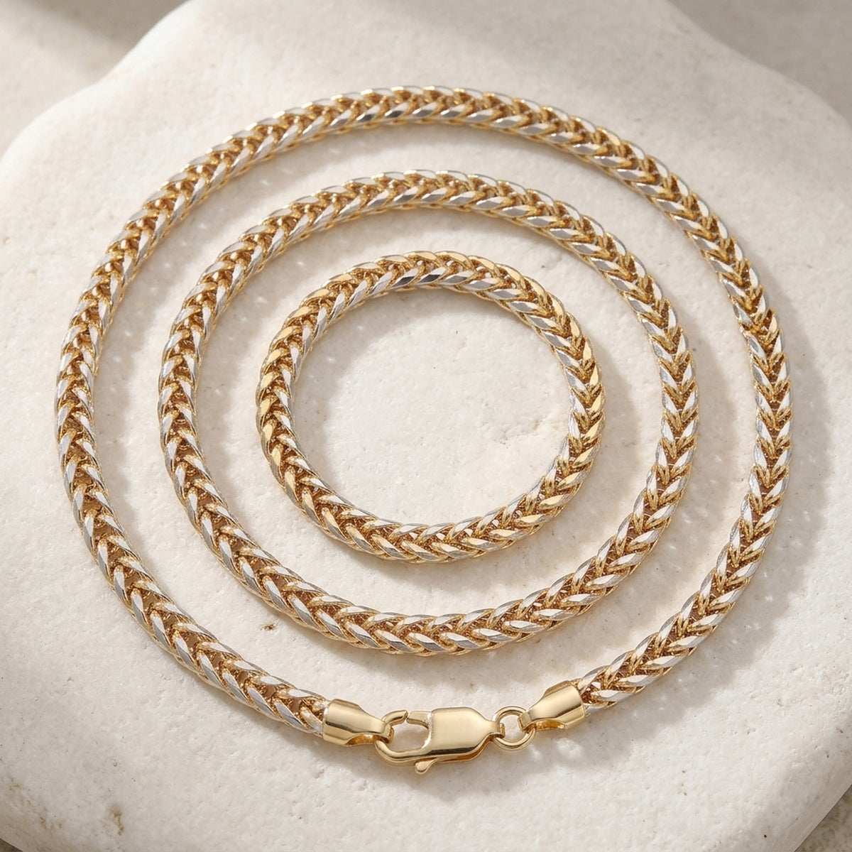 Zopfkette bicolor – 585er Gold, 2,4 mm, 45 cm – Detailansicht des Kettes vor neutralem Hintergrund