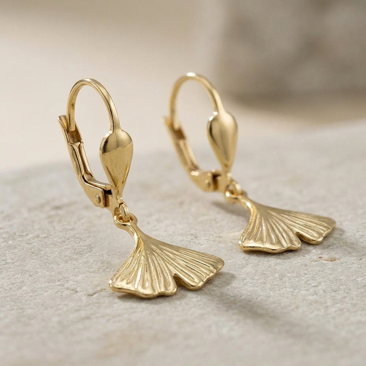 Ohrhänger Ginkgoblatt glänzend – 375er Gold, 27 mm – Detailansicht des Ohrschmucks vor neutralem Hintergrund