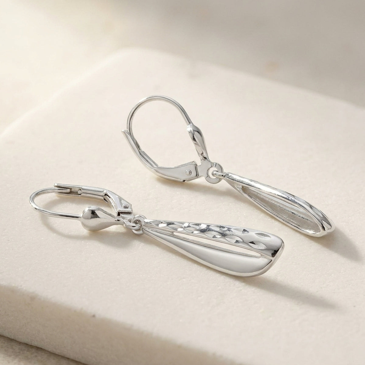 Ohrhänger diamantiert glänzend – 925er Silber, 36 × 5 mm – Detailansicht des Ohrschmucks vor neutralem Hintergrund