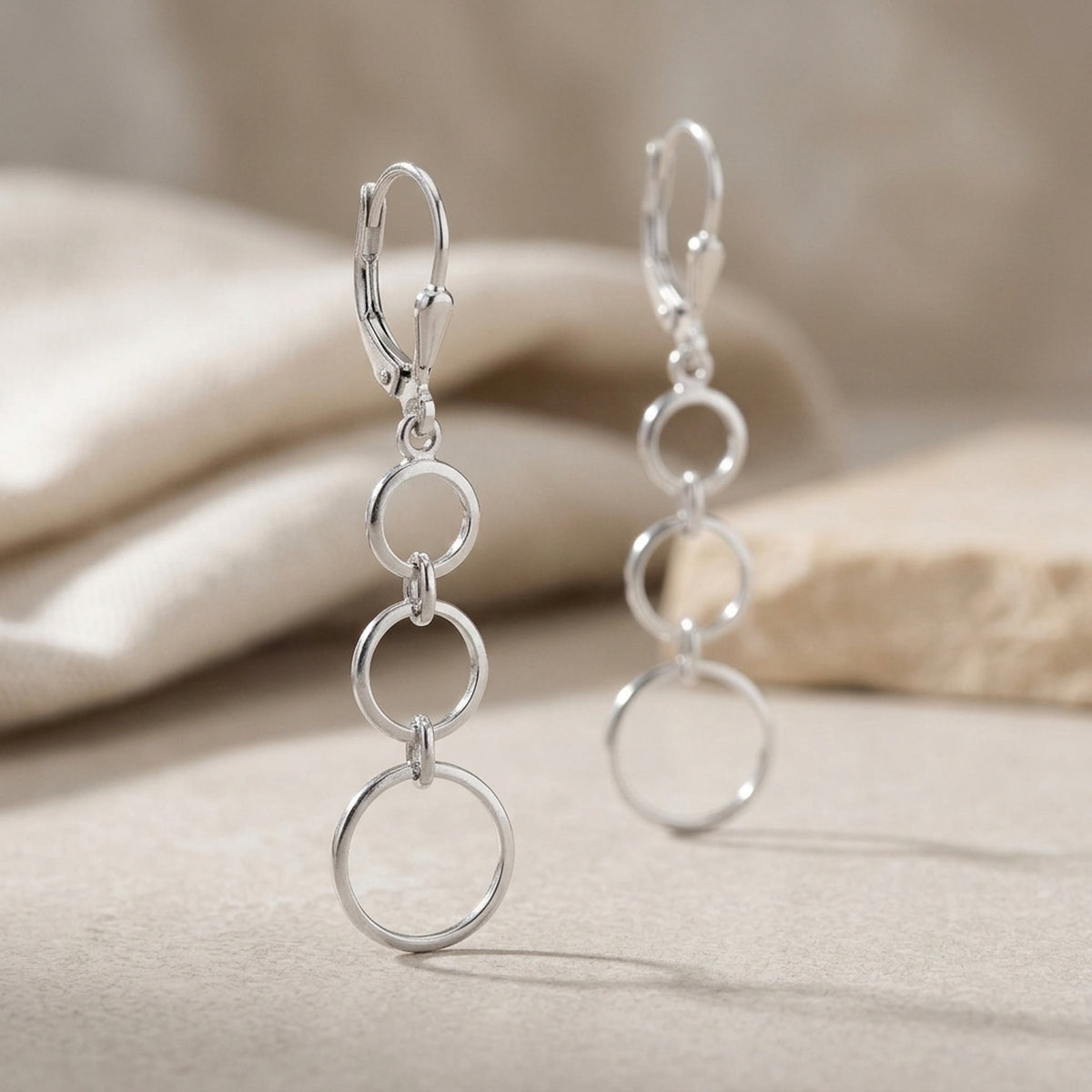 Ohrhänger 3 kleine Ringe – 925er Silber, 42 × 10 mm – Detailansicht des Ohrschmucks vor neutralem Hintergrund