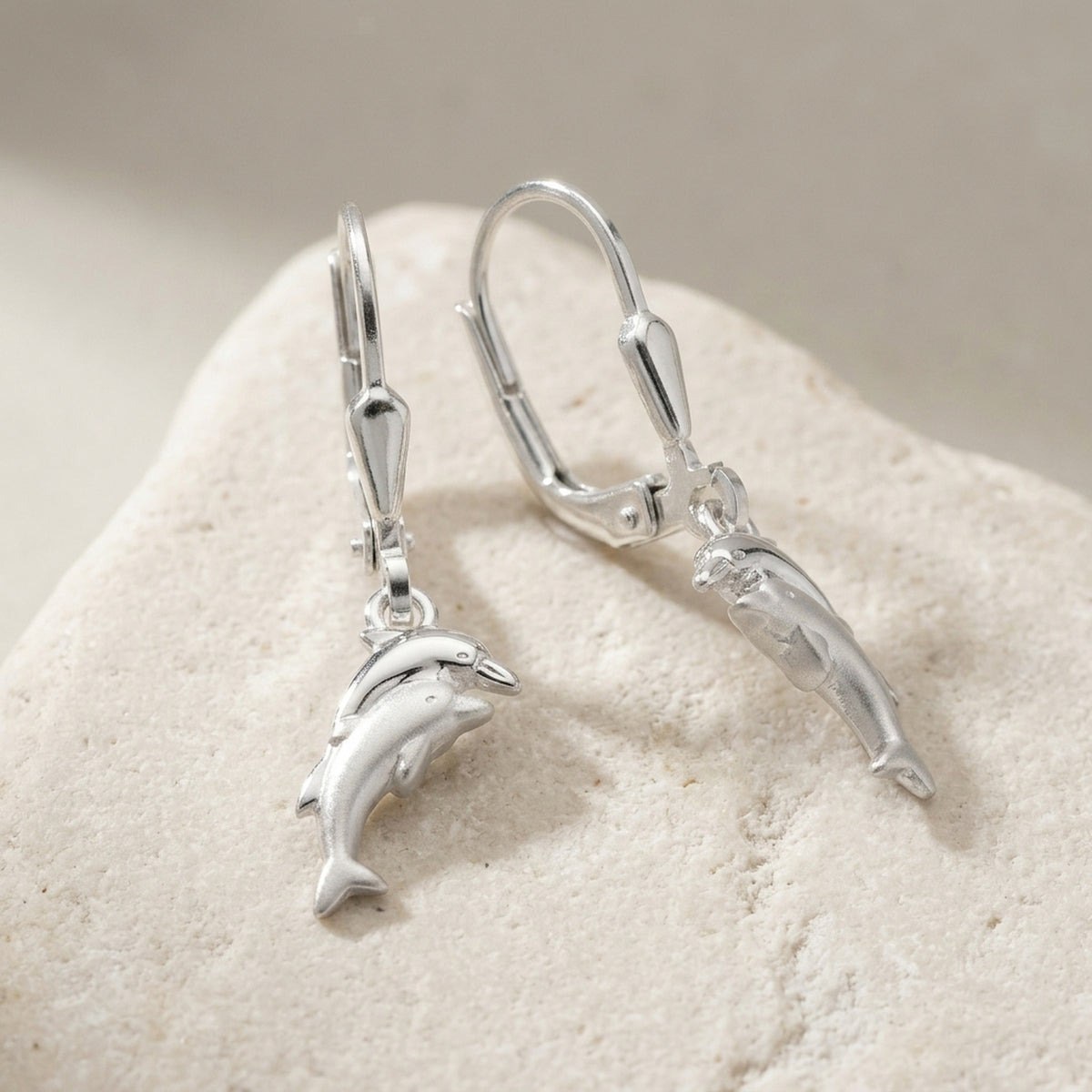 Ohrhänger Delfinpaar matt-glänzend – 925er Silber, 25 × 11 mm – Detailansicht des Ohrschmucks vor neutralem Hintergrund