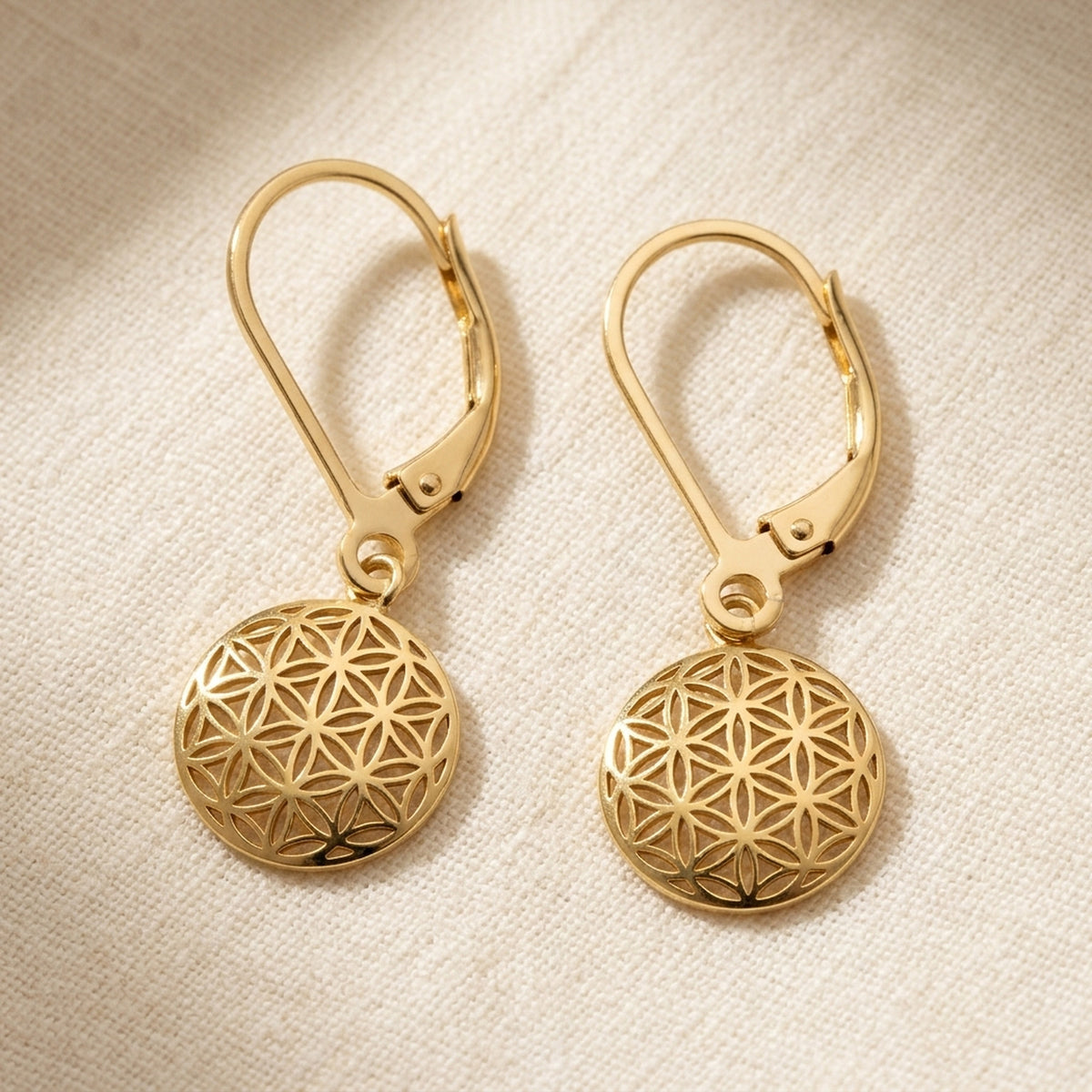 Ohrhänger Blume des Lebens – 375er Gold, 25 × 9 mm – Detailansicht des Ohrschmucks vor neutralem Hintergrund