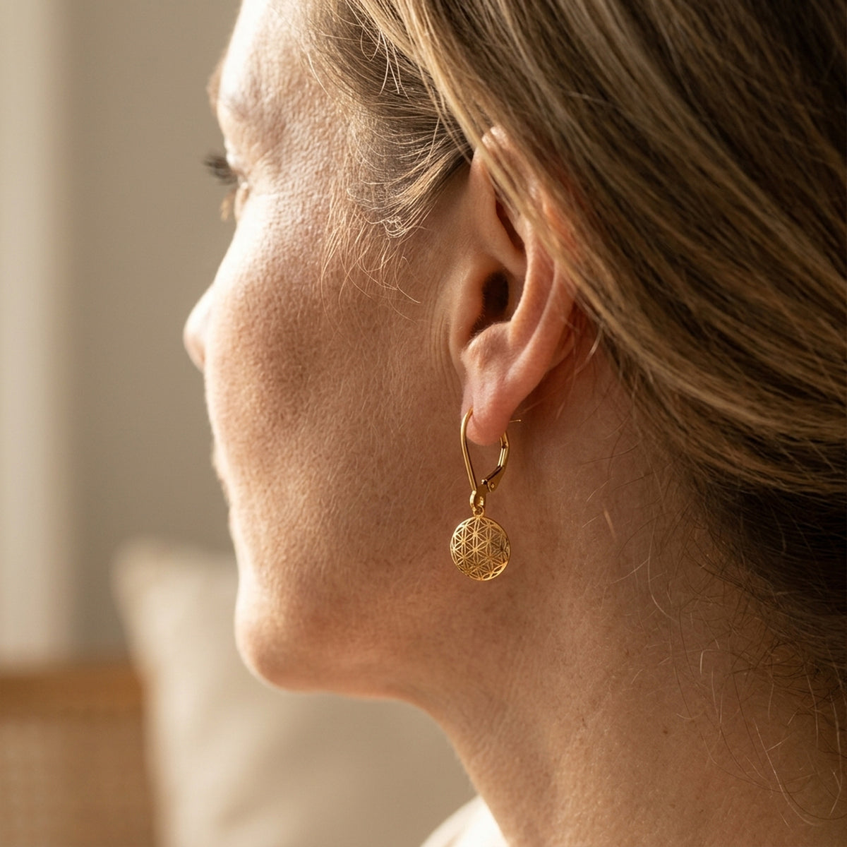 Ohrhänger Blume des Lebens – 375er Gold, 25 × 9 mm – am Ohr getragen, zweite Lifestyle-Aufnahme in anderer Perspektive
