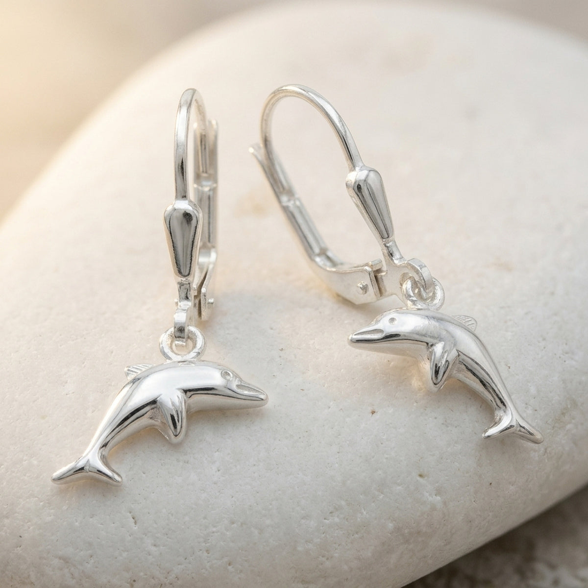 Ohrhänger Delfin rechts-links glänzend – 925er Silber, 25 × 7 mm – Detailansicht des Ohrschmucks vor neutralem Hintergrund