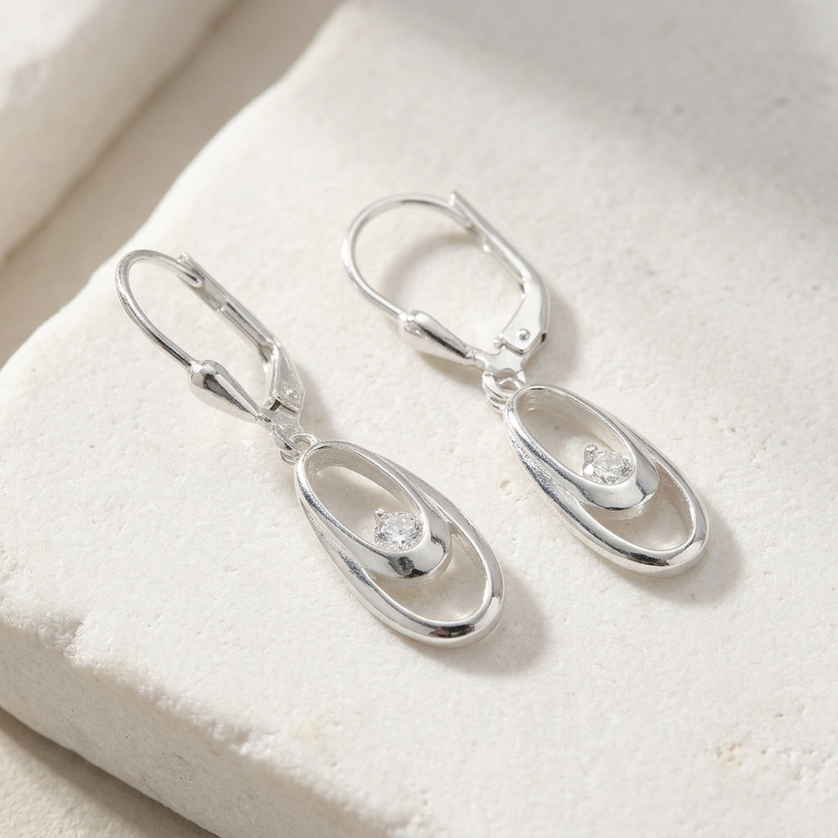 Ohrhänger Doppeloval mit weißem Zirkonia – 925er Silber, 30 × 6 mm – Detailansicht des Ohrschmucks vor neutralem Hintergrund