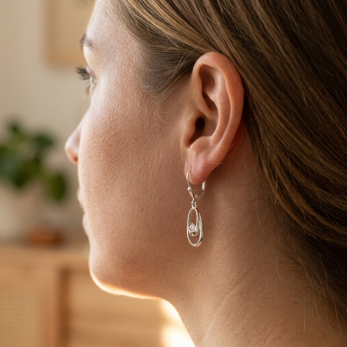 Ohrhänger Doppeloval mit weißem Zirkonia – 925er Silber, 30 × 6 mm – am Ohr getragen, zweite Lifestyle-Aufnahme in anderer Perspektive