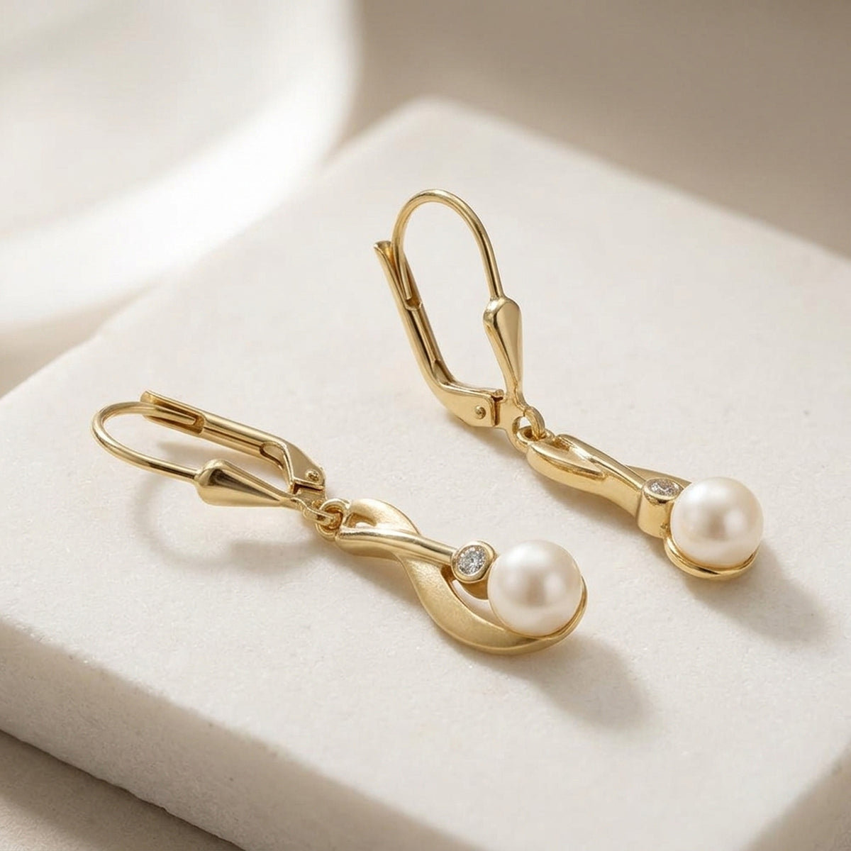 Ohrhänger mit Süßwasserzuchtperle Zirkonia – 375er Gold, 30 × 6 mm – Detailansicht des Ohrschmucks vor neutralem Hintergrund