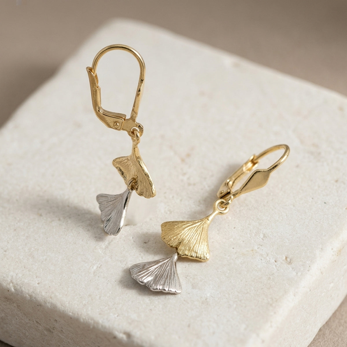 Ohrhänger Ginkgo-Blatt bicolor – 375er Gelb- und Weißgold, 34 × 9 mm – Detailansicht des Ohrschmucks vor neutralem Hintergrund