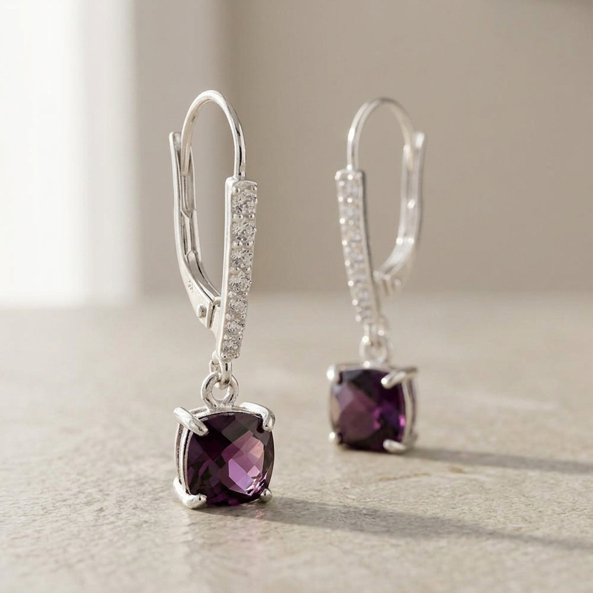 Ohrhänger Glasstein amethystfarben mit Zirkonia – 925er Silber, 26 × 6 mm – Detailansicht des Ohrschmucks vor neutralem Hintergrund