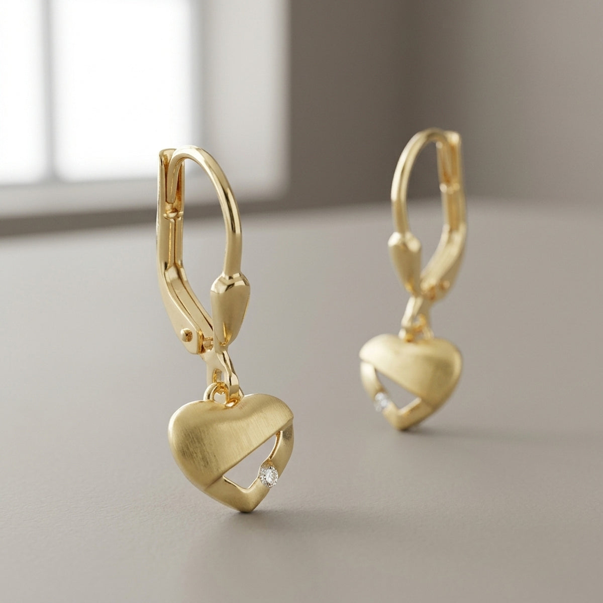 Ohrhänger Herz matt-glänzend mit Zirkonia – 375er Gold, 21 × 7 mm – Detailansicht des Ohrschmucks vor neutralem Hintergrund