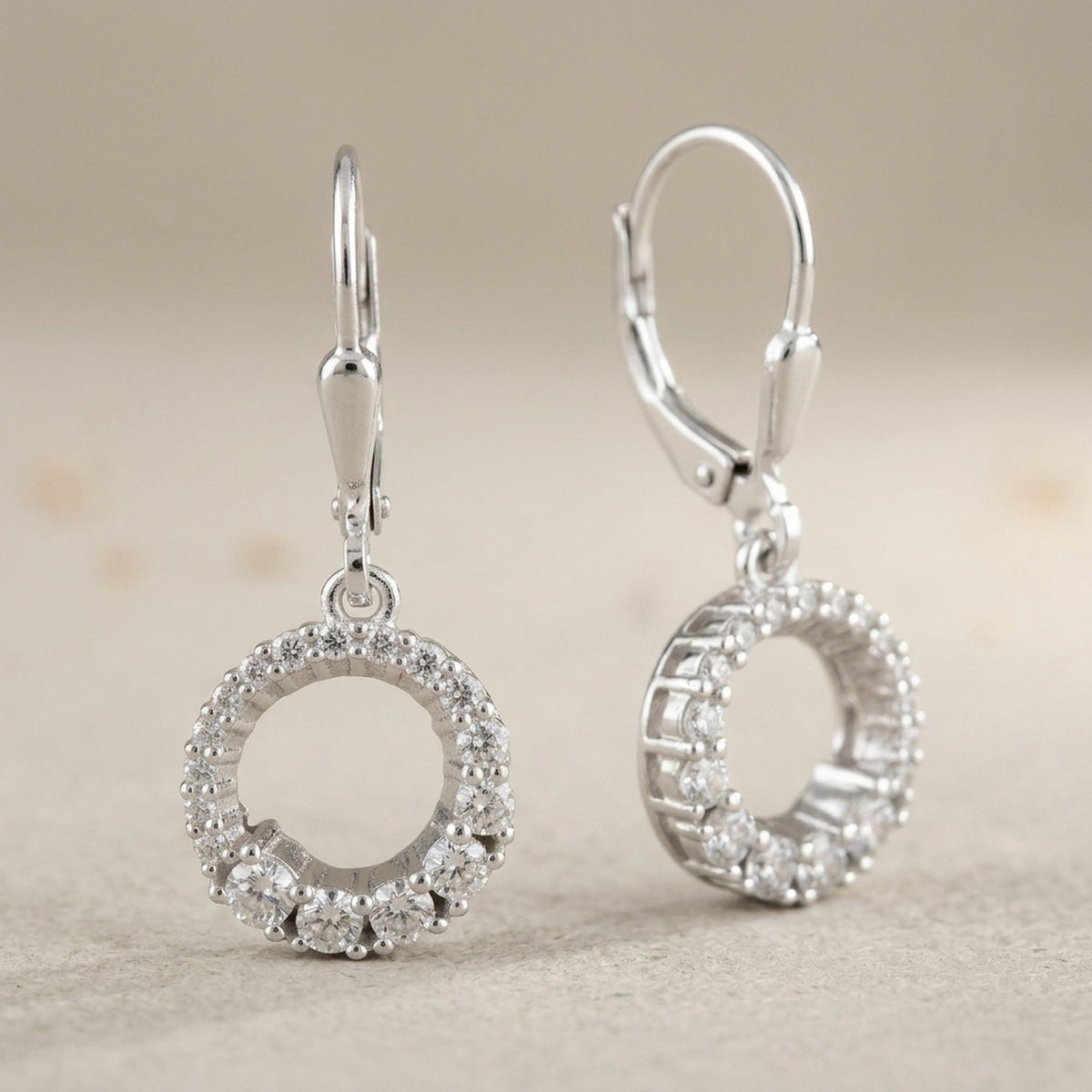 Ohrhänger Kreis mit Zirkonia – 925er Silber, 26 × 10 mm – Detailansicht des Ohrschmucks vor neutralem Hintergrund