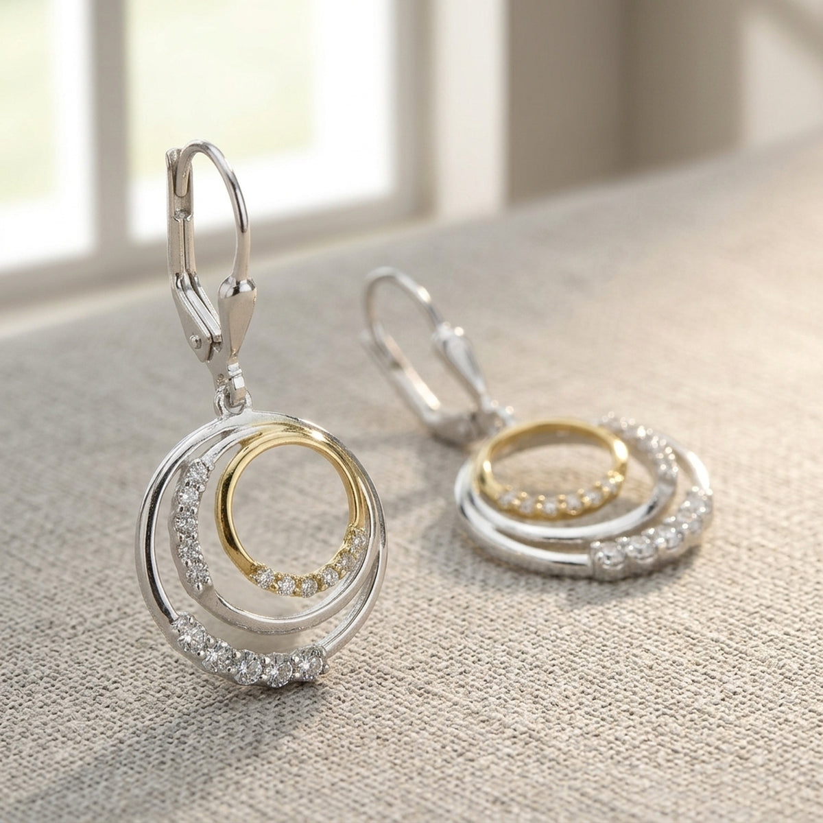 Ohrhänger Kreise bicolor mit Zirkonia – 925er Silber, 30 × 14 mm – Detailansicht des Ohrschmucks vor neutralem Hintergrund