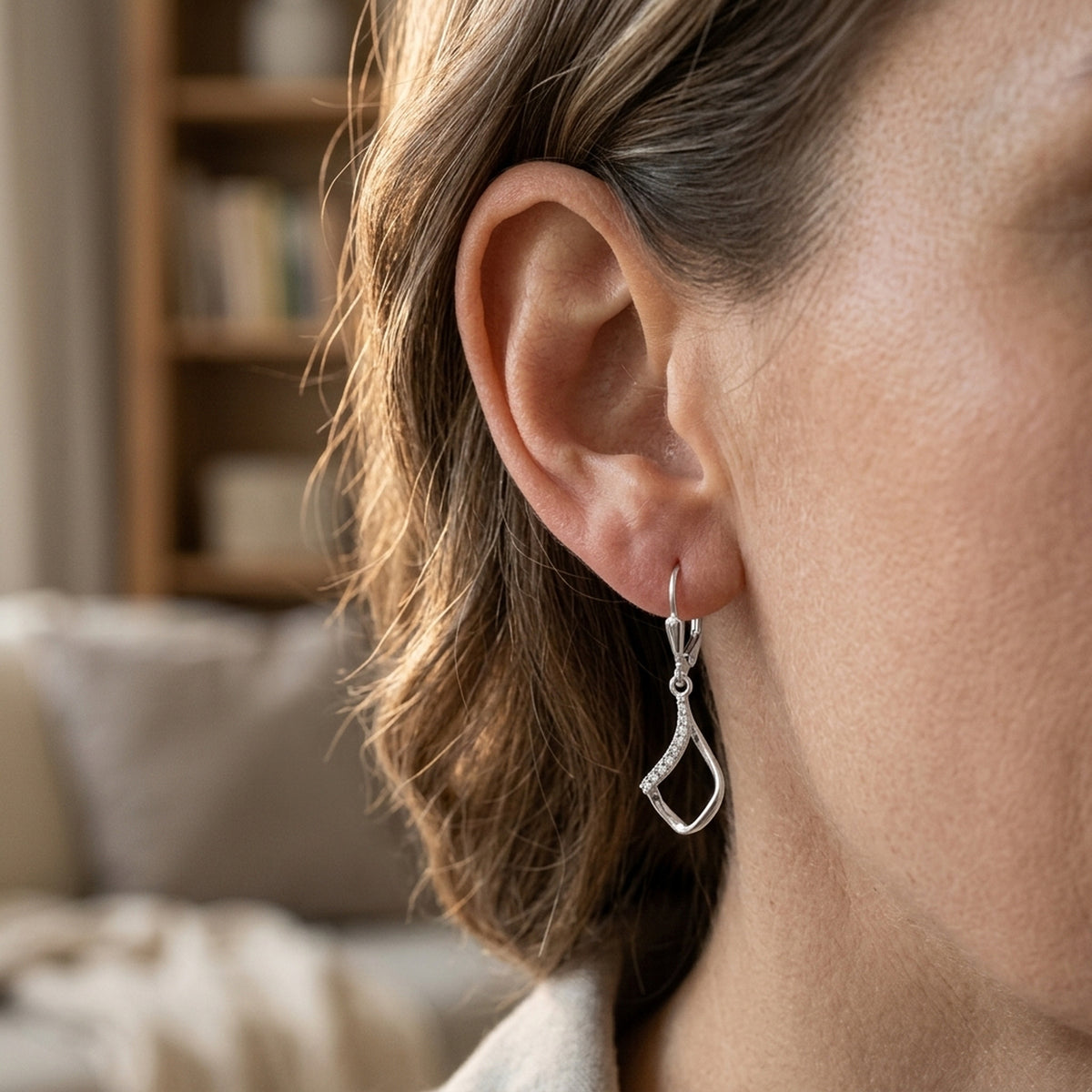 Ohrhänger Rhombus gedreht mit Zirkonia – 925er Silber, 30 × 9 mm – am Ohr getragen, zweite Lifestyle-Aufnahme in anderer Perspektive