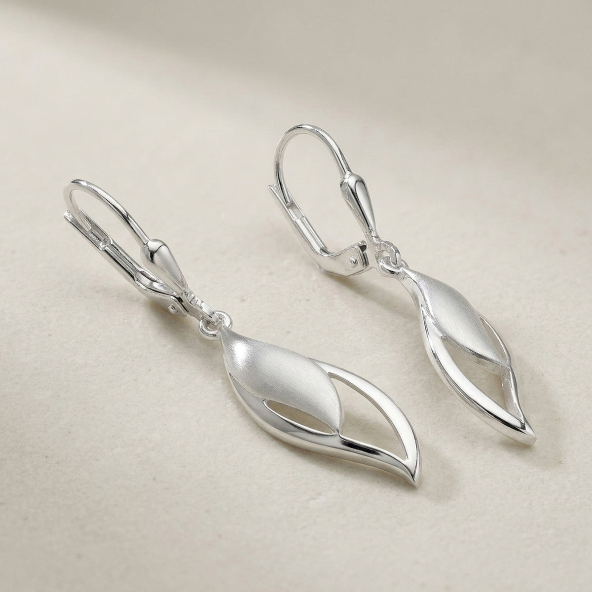 Ohrhänger Tropfen matt-glänzend – 925er Silber, 37 × 7 mm – Detailansicht des Ohrschmucks vor neutralem Hintergrund