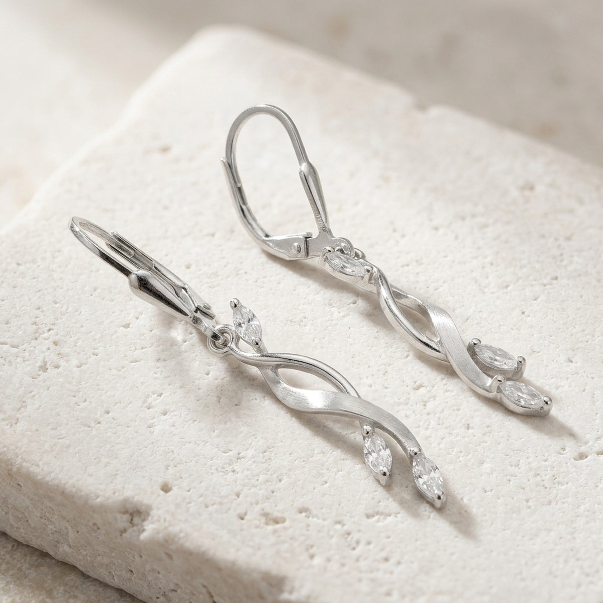 Ohrhänger mit Zirkonia matt-glänzend rhodiniert – 925er Silber, 40 × 5 mm – Detailansicht des Ohrschmucks vor neutralem Hintergrund