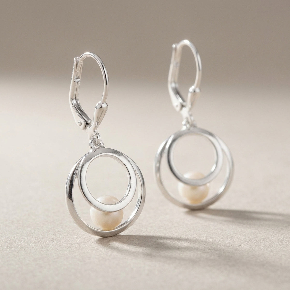 Ohrhänger 2 Kreise mit Süßwasserperle – 925er Silber, 30 × 13 mm – Detailansicht des Ohrschmucks vor neutralem Hintergrund