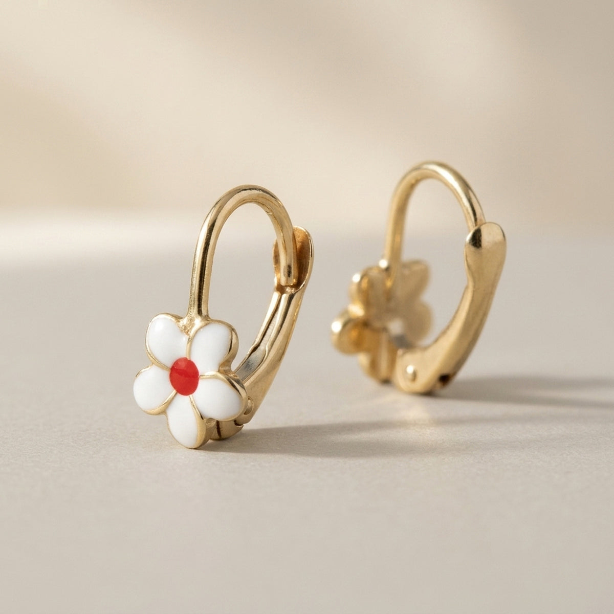 Ohrhänger Blume weiß-rot emailliert – 375er Gold, 13 × 7 mm – Detailansicht des Ohrschmucks vor neutralem Hintergrund