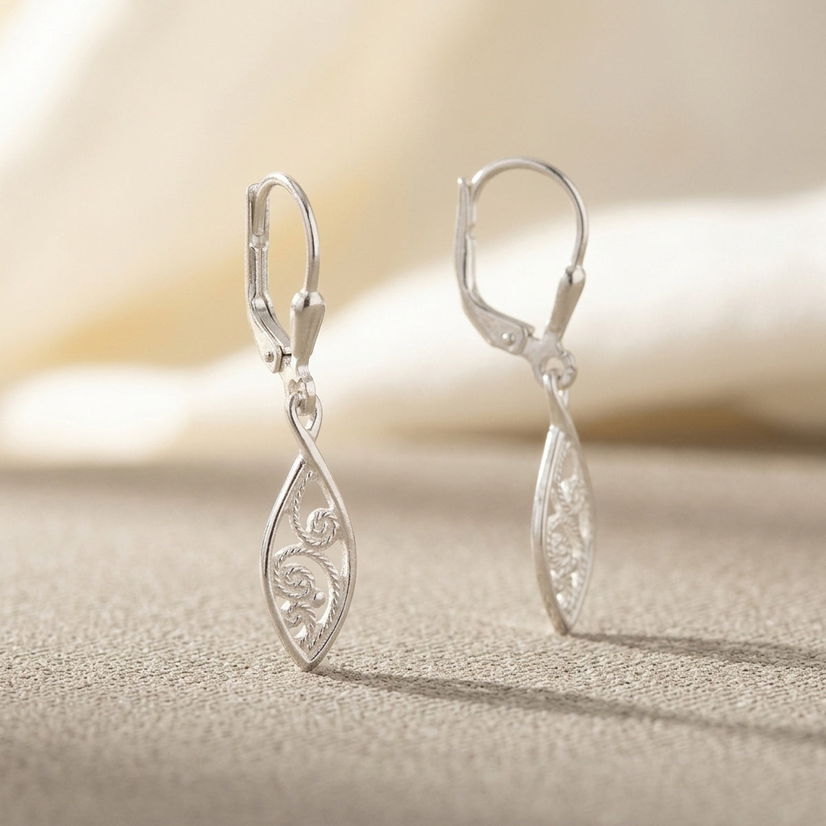 Ohrhänger Tropfenform orientalisch – 925er Silber, 31 × 6 mm – Detailansicht des Ohrschmucks vor neutralem Hintergrund