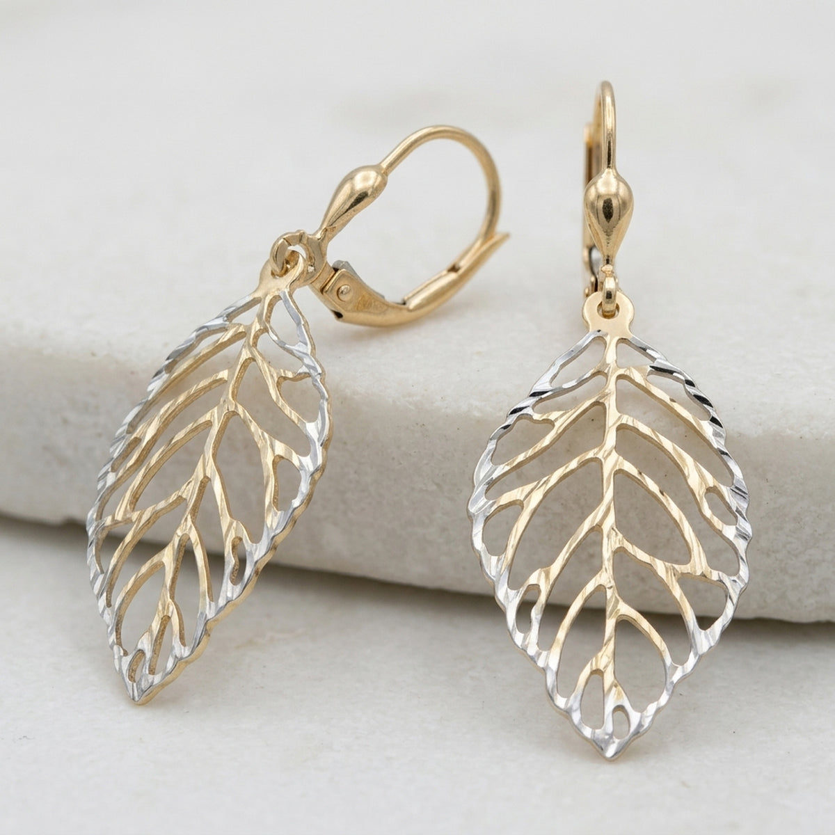 Ohrhänger Blatt durchbrochen – 375er Gold, 45 × 16 mm – Detailansicht des Ohrschmucks vor neutralem Hintergrund