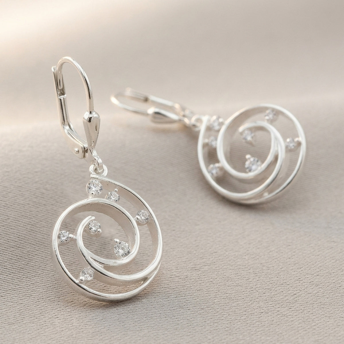Ohrhänger Spirale mit Zirkonia – 925er Silber, 32 × 13 mm – Detailansicht des Ohrschmucks vor neutralem Hintergrund