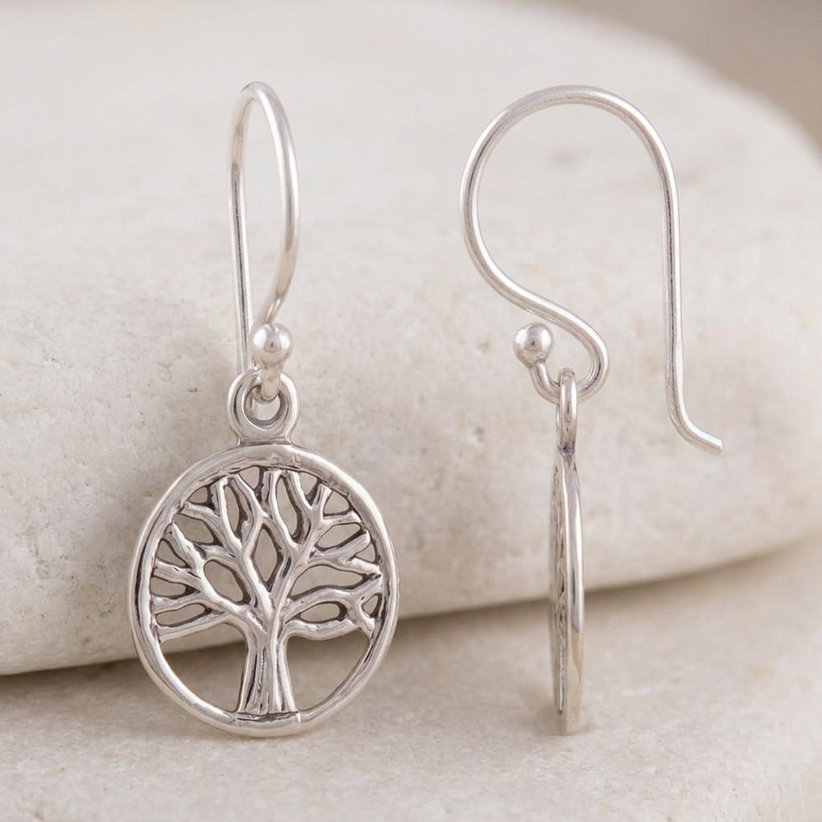 Ohrringe Baum des Lebens kreisrund glänzend – 925er Silber, 24 × 11 mm – Detailansicht des Ohrschmucks vor neutralem Hintergrund