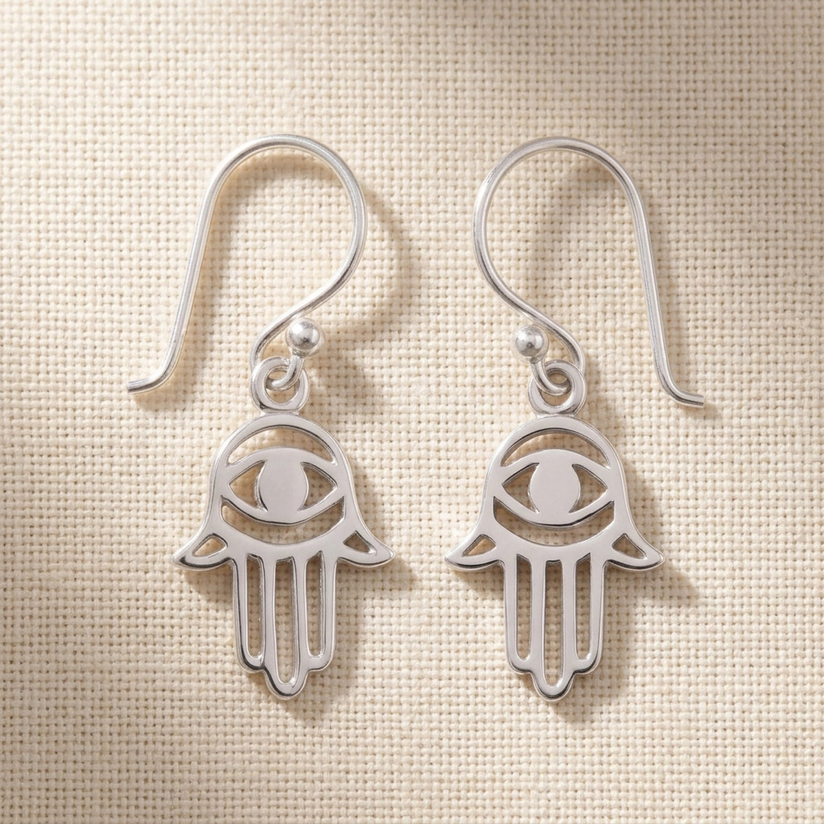 Ohrringe Hand mit Auge glänzend – 925er Silber, 25 × 10,5 mm – Detailansicht des Ohrschmucks vor neutralem Hintergrund