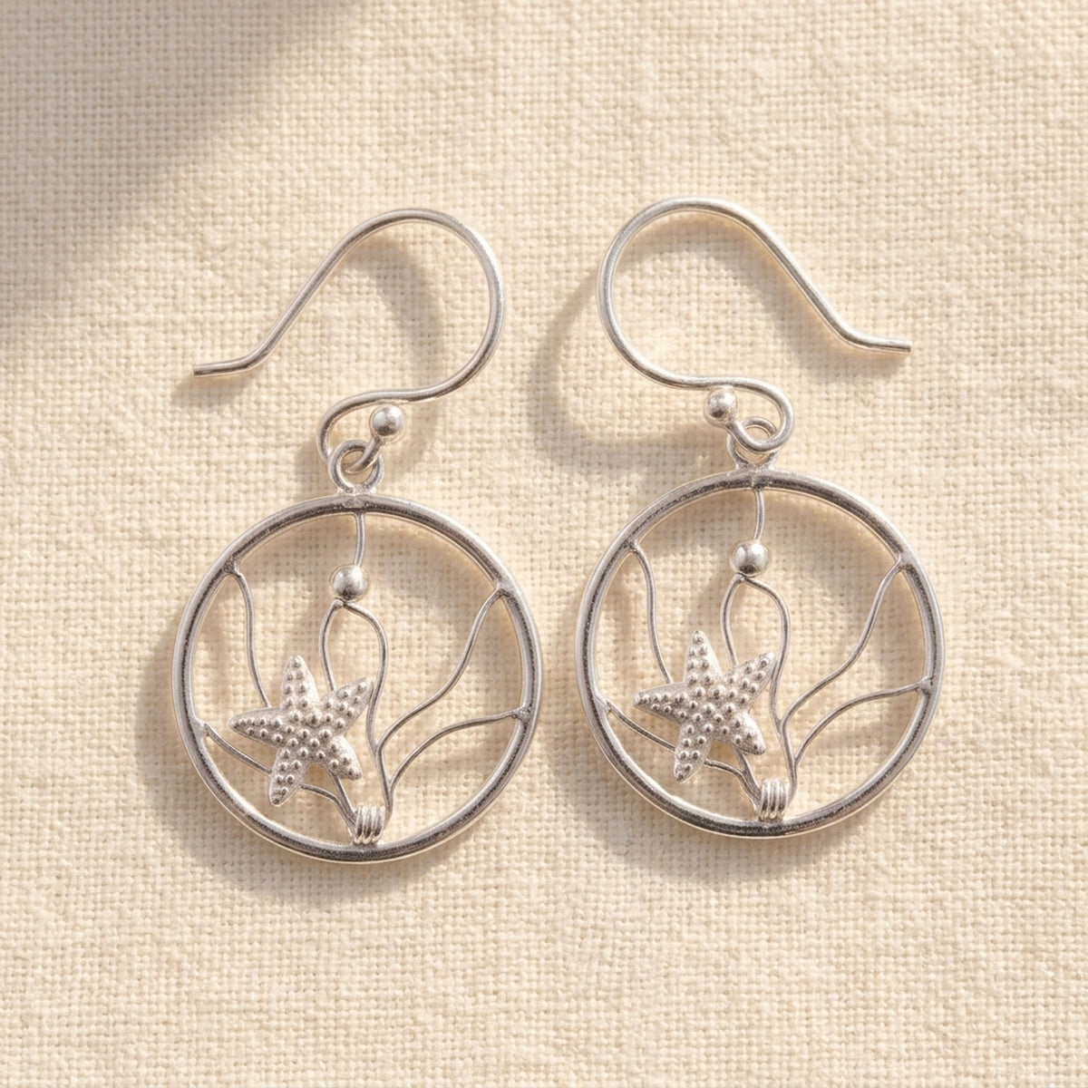 Ohrringe Ring mit filigranem Geflecht Seestern und Kugel – 925er Silber, 32 × 18 mm – Detailansicht des Ohrschmucks vor neutralem Hintergrund
