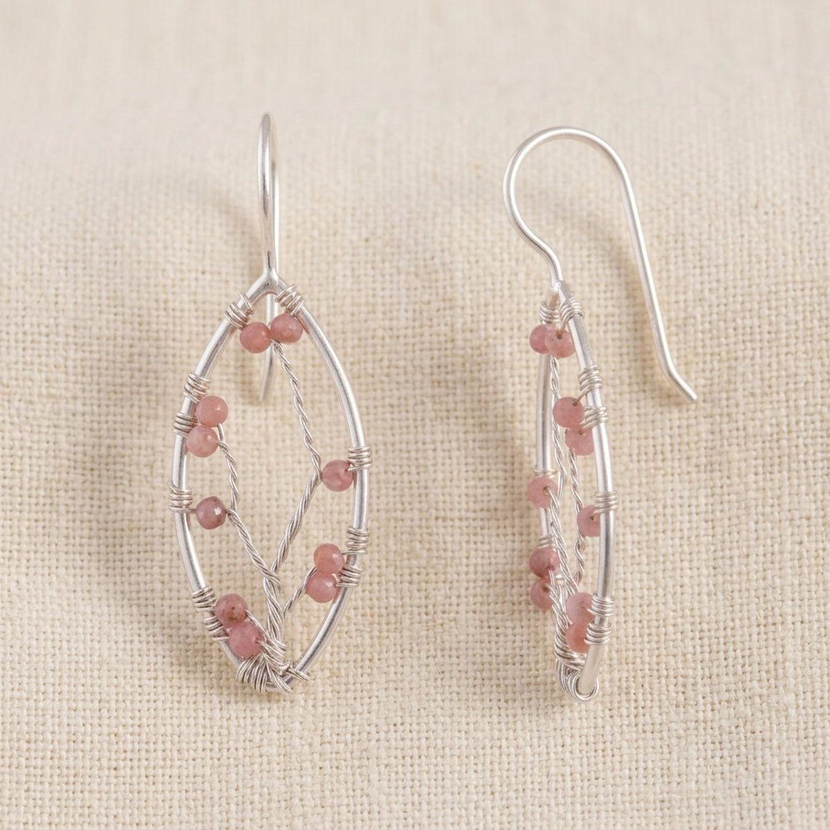 Ohrringe Spitzoval mit Geflecht und rosa Steinen Rhodonit – 925er Silber, 37 × 12,5 mm – Detailansicht des Ohrschmucks vor neutralem Hintergrund