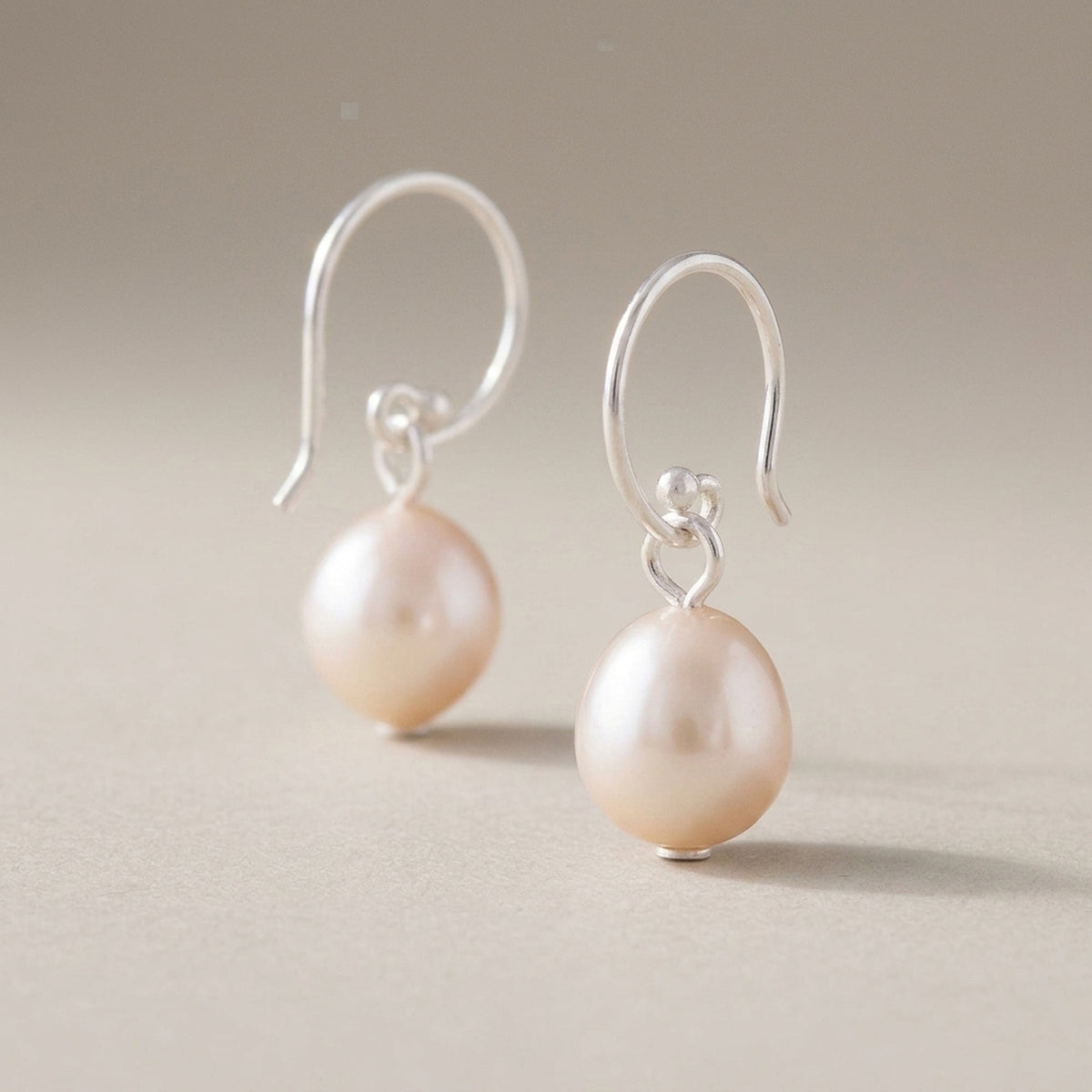 Ohrringe mit Süßwasserzuchtperle roséfarben – 925er Silber, 24 × 9 mm – Detailansicht des Ohrschmucks vor neutralem Hintergrund
