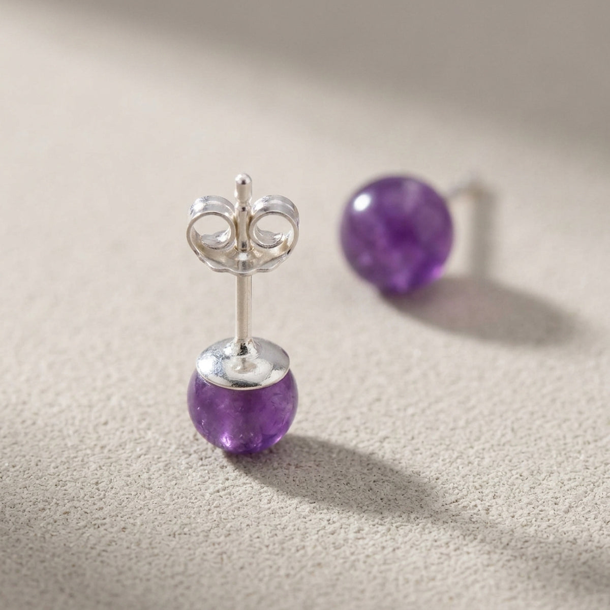 Ohrstecker Amethyst – 925er Silber, ca. 6 mm – Detailansicht des Ohrschmucks vor neutralem Hintergrund