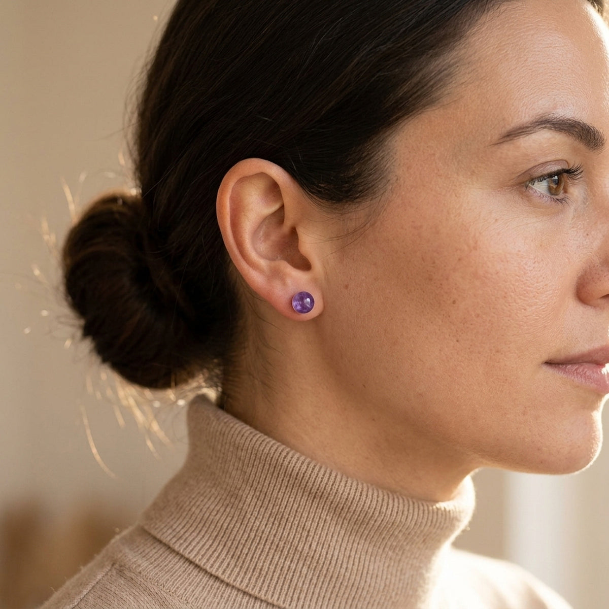 Ohrstecker Amethyst – 925er Silber, ca. 6 mm – am Ohr getragen, natürliche Lifestyle-Aufnahme
