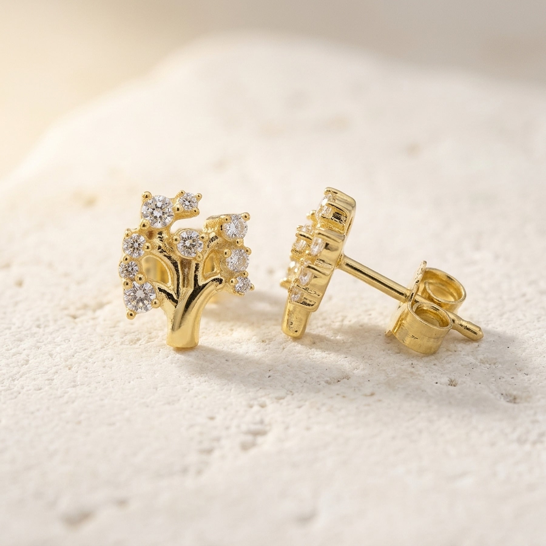 Ohrstecker Baum mit Zirkonia – 375er Gold, 9 × 8 mm – Detailansicht des Ohrschmucks vor neutralem Hintergrund