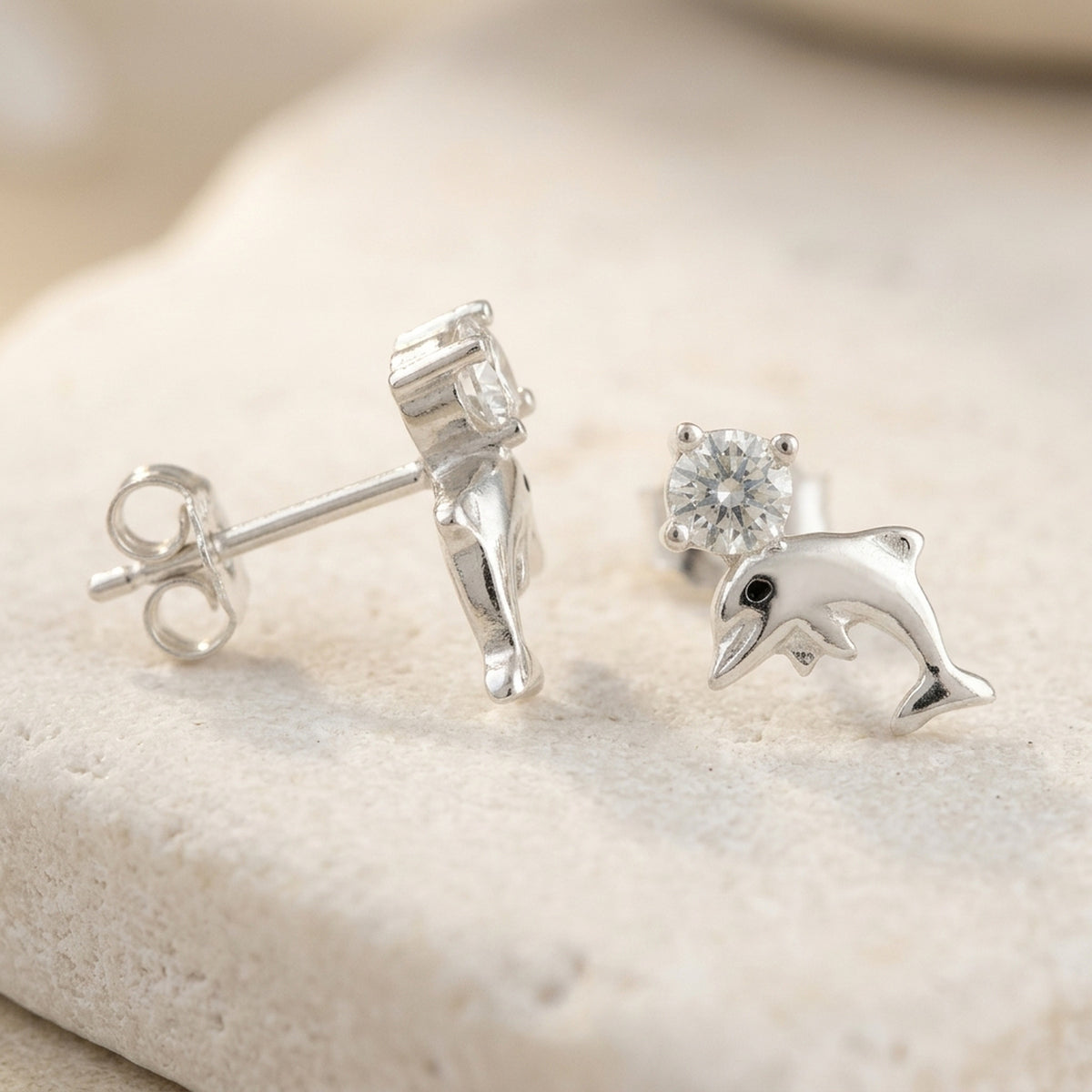 Ohrstecker Delfin mit Zirkonia – 925er Silber, 9 × 5 mm – Detailansicht des Ohrschmucks vor neutralem Hintergrund