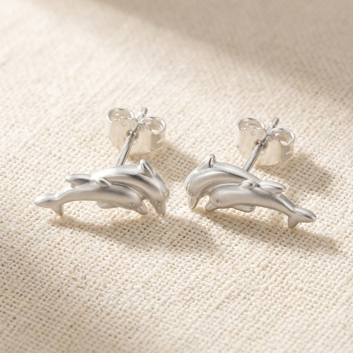 Ohrstecker Delfin-Pärchen matt-glänzend – 925er Silber, 11 × 5 mm – Detailansicht des Ohrschmucks vor neutralem Hintergrund