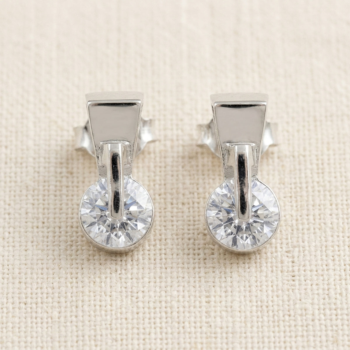 Ohrstecker Dreieck mit Zirkonia – 925er Silber, 13 × 6 mm – Detailansicht des Ohrschmucks vor neutralem Hintergrund