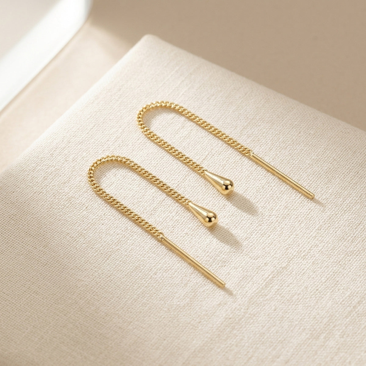 Durchzieher mit Panzerkettchen und Kegel – 375er Gold, 55 mm – Detailansicht des Ohrschmucks vor neutralem Hintergrund