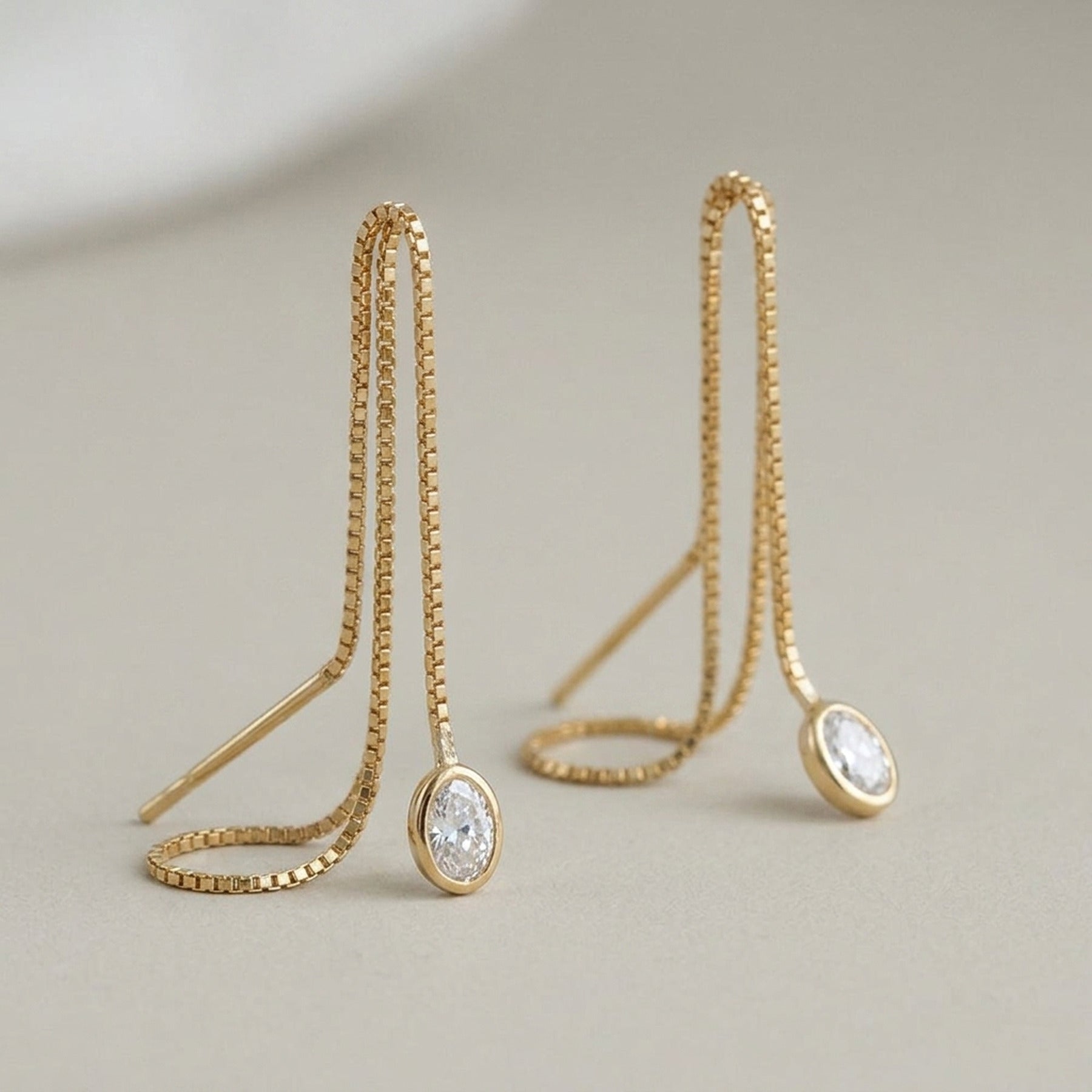 Ohrhänger Venezianerkette mit Zirkonia – 375er Gold, 93 × 3 mm – Detailansicht des Ohrschmucks vor neutralem Hintergrund