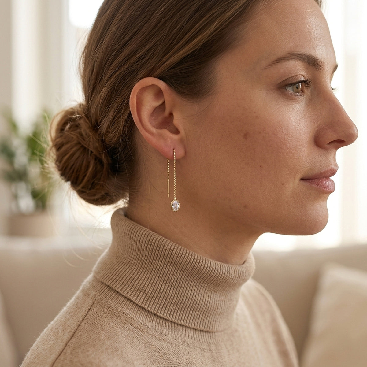 Ohrhänger Venezianerkette mit Zirkonia – 375er Gold, 93 × 3 mm – am Ohr getragen, natürliche Lifestyle-Aufnahme