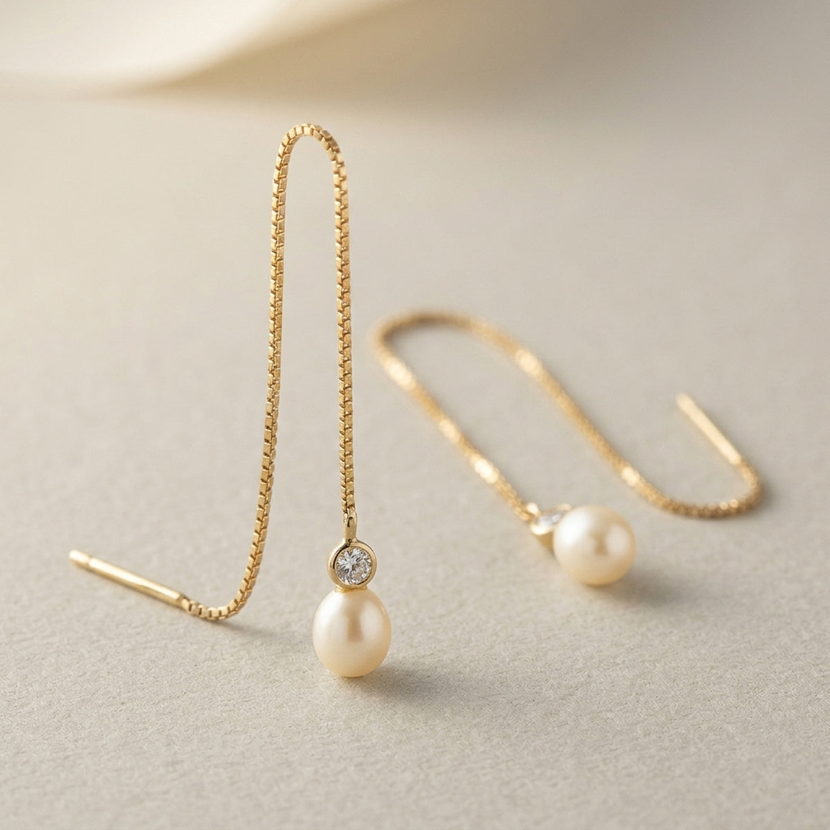 Ohrhänger an Venezianerkette mit Zuchtperle und Zirkonia – 375er Gold, 93 mm – Detailansicht des Ohrschmucks vor neutralem Hintergrund