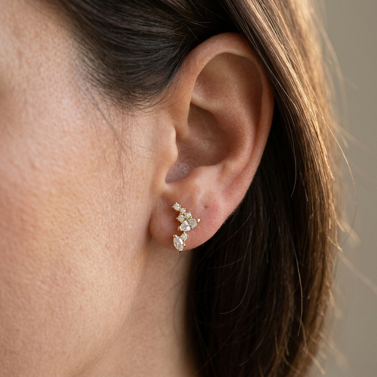 Ohrstecker Fantasiebogen mit Zirkonia – 375er Gold, 7 × 6 mm – am Ohr getragen, zweite Lifestyle-Aufnahme in anderer Perspektive