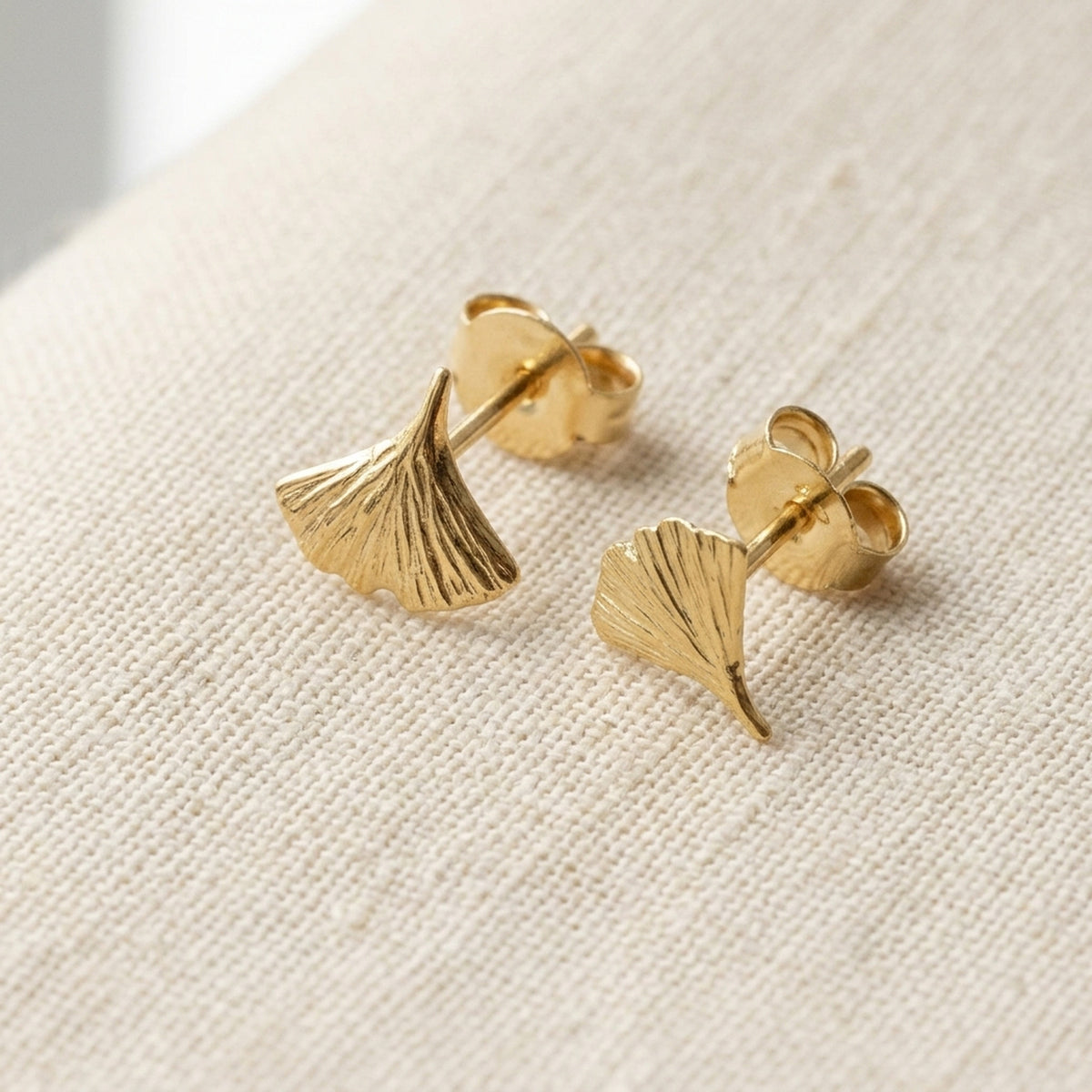 Ohrstecker Ginkgoblatt glänzend – 375er Gold, 7 mm – Detailansicht des Ohrschmucks vor neutralem Hintergrund